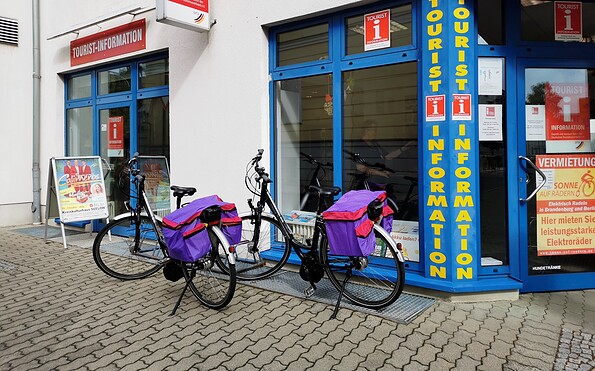 E-Bike-Ladestation - Tourismus-Information Oderbruch und Lebuser Land, Foto: Angelika Voigt, Lizenz: Tourist-Information