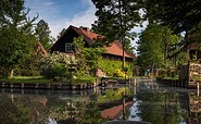 Fließe statt Straße: ein typisches Spreewaldhaus bei Lübbenau, Foto:  Peter Becker