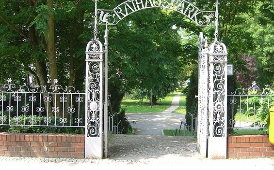 Tor zum Rathauspark in Erkner, Foto: Stadt Erkner