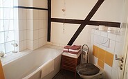 Bathroom with washbasin, WC, shower tray, washing machine, Foto: Anja Schneider, Lizenz: Anja &amp; Frank Schneider