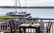 Tisch mit Blick aufs Wasser und in den Yachthafen, Foto: Harbour Restaurant