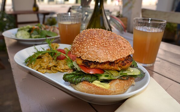 Veganer Burger mit Graupen-Patty, Foto: Matthias Schäfer, Lizenz: Matthias Schäfer