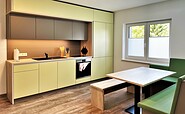 Apartment „Bergen&quot; Küche mit Essecke, Foto: Ulrike Haselbauer, Lizenz: Tourismusverband Lausitzer Seenland e.V.