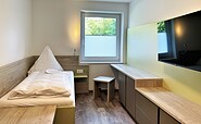 Schlafzimmer mit getrennt stehenden Betten und Flatscreen-TV , Foto: Ulrike Haselbauer, Lizenz: Tourismusverband Lausitzer Seenland e.V.
