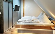 Apartment &quot;Neuwieser See&quot; 1. Schlafzimmer mit Doppelbett aus Zirbenholz und TV, Foto: Ulrike Haselbauer, Lizenz: Tourismusverband Lausitzer Seenland e.V.