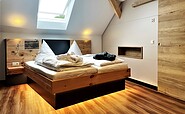 Apartment &quot;Partwitzer See&quot; 1. Schlafzimmer mit Doppelbett aus Zirbenholz, Foto: Ulrike Haselbauer, Lizenz: Tourismusverband Lausitzer Seenland e.V.