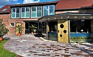 View of the Südseequartier and entrance to the café/breakfast room, Foto: Ulrike Haselbauer, Lizenz: Tourismusverband Lausitzer Seenland e.V.