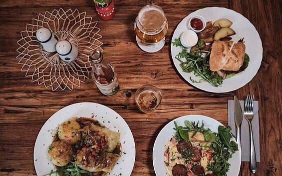 Gedeckter Tisch im Restaurant Gasthof Falkenhorst, Foto: Brix & Maas