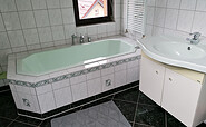 Bad mit großer Wanne und WC, Foto: Fam. Richter, Lizenz: Fam. Richter