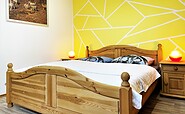 Doppelbett mit Nachttischen, Foto: Ulrike Haselbauer, Lizenz: Tourismusverband Lausitzer Seenland e.V.