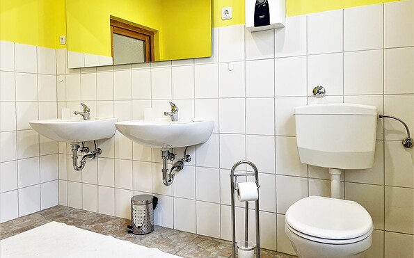 WC-Bereich mit Waschbecken und Toilette, Foto: Ulrike Haselbauer, Lizenz: Tourismusverband Lausitzer Seenland e.V.