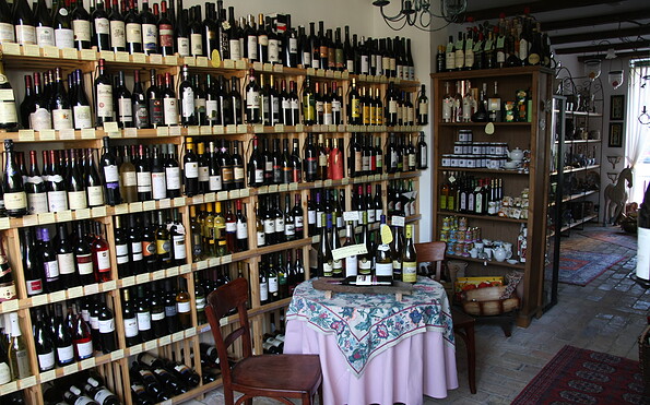 Ziegelhof. Vinothek &amp; Kräuterei - Im Weinladen, Foto: Baude