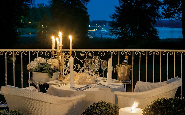 Dinner in the evening on the terrace of the Villa Contessa, Foto: Villa Contessa