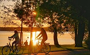 Radfahrer bei Sonnenuntergang am Schlosspark Bad Saarow, Foto: Angelika Laslo, Lizenz: Seenland Oder-Spree
