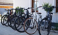 Bicycles in the yard, Foto: Nick Jantschke, Lizenz: Burghof Apartments Hoyerswerda