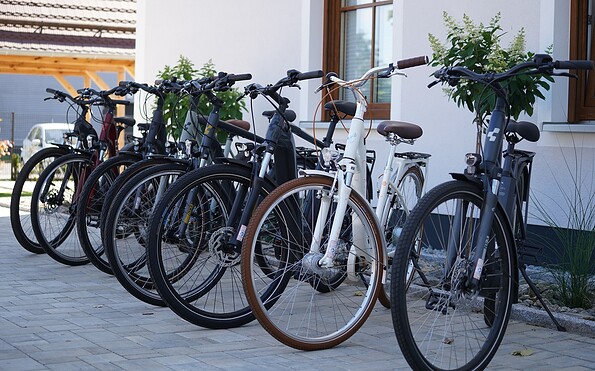 Bicycles in the yard, Foto: Nick Jantschke, Lizenz: Burghof Apartments Hoyerswerda