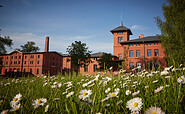 Landgut Stober - Gebäude-Ensemble mit Gutsverwalterhaus, Kornspeicher und im Hintergrund die Brennerei, Foto: Darek Gontarski, Lizenz: Landgut Stober