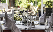Blick in das Restaurant &quot;Die Zwillinge&quot; mit Wasserpromenade im Hintergrund, Foto: Landhaus Haveltreff