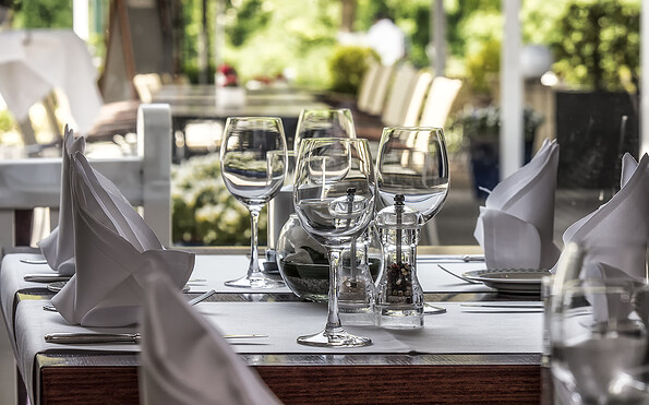 Blick in das Restaurant &quot;Die Zwillinge&quot; mit Wasserpromenade im Hintergrund, Foto: Landhaus Haveltreff