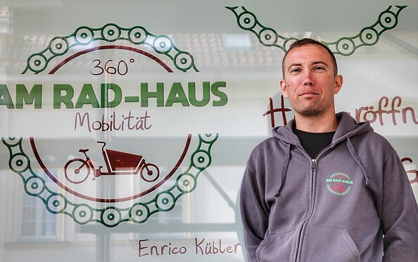 Enrico Kübler vor Am Rad-Haus, Foto: Nils Lönnies
