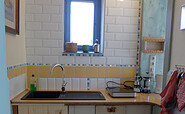 Küche mit Durchreiche zum Wohnzimmer, Foto: Anna Adam und Jalda Rebling
