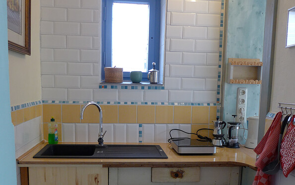 Küche mit Durchreiche zum Wohnzimmer, Foto: Anna Adam und Jalda Rebling