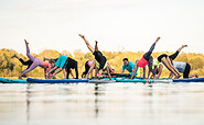 SUP-Yoga während der Übung &quot;Dreibeiniger Hund&quot;, Foto: Julia Klesse, Lizenz: Julia Klesse