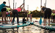SUP-Yoga Stretching, Foto: Julia Klesse, Lizenz: Julia Klesse