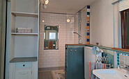 Badezimmer mit ebenerdiger Dusche, Foto: Anna Adam und Jalda Rebling