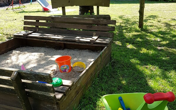 Sandkasten, große Rutsche, Schaukel