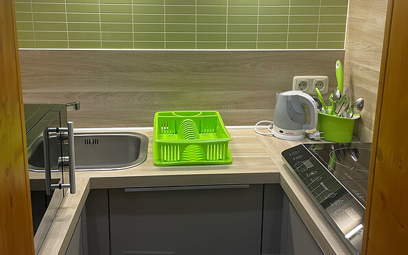 Kompakte Küche mit Mikrowelle und Induktionsfeld, Foto: Bianka Ringewald