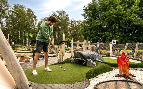 Minigolf-Spieler, Foto: Elena Koroleva, Lizenz: TV Naturpark Barnim e.V.