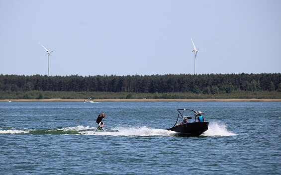 Wakeboarding on Lake Geierswalde, Foto: Eva Lau, Lizenz: Tourismusverband Lausitzer Seenland e.V.