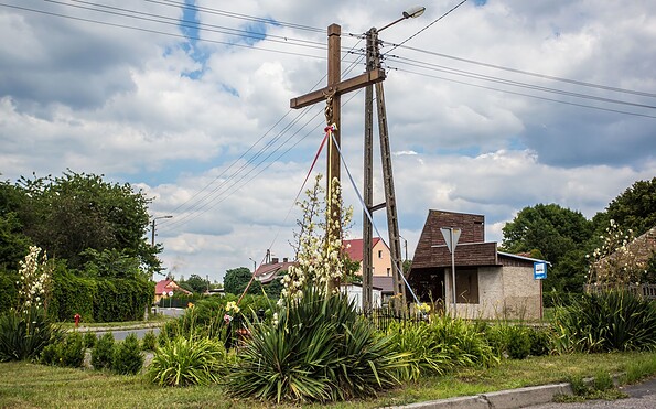 geschmückte Kreuze am Wegesrand, Foto: Rene Matschkowiak, Lizenz: Seenland Oder-Spree