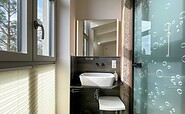 Bad mit Dusche, WC und Waschbecken in der 4. Ebene, Foto: Ulrike Haselbauer, Lizenz: Tourismusverband Lausitzer Seenland e.V.