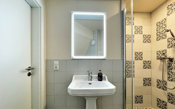 Bathroom with shower, toilet and sink, Foto: Ulrike Haselbauer, Lizenz: Tourismusverband Lausitzer Seenland e.V.