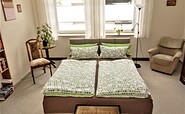 Schlafzimmer mit großem französischen Bett, Foto: Reiner Lamparsky
