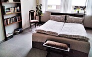 Schlafzimmer mit großem französischen Bett, Foto: Reiner Lamparsky