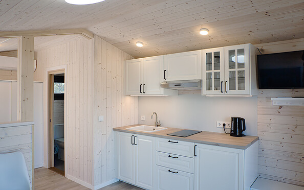 Example image: kitchen and bathroom area in Tiny House, Foto: Timotheus Israel, Lizenz: Skan-Park