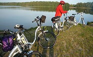 Mit E-Bikes am Todnitzsee in Bestensee, Foto: Dana Klaus, Lizenz:  Tourismusverband Dahme-Seenland e.V.
