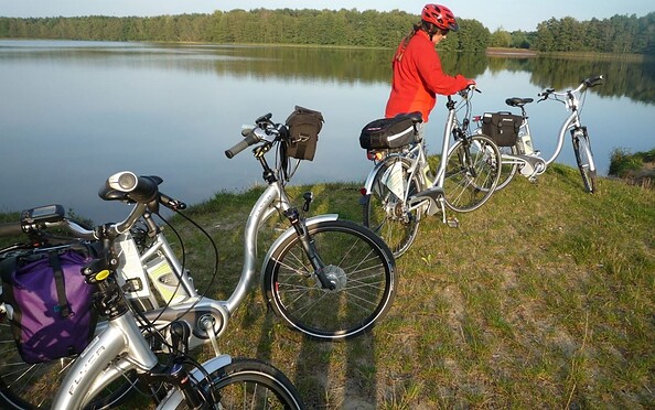 Mit E-Bikes am Todnitzsee in Bestensee, Foto: Dana Klaus, Lizenz:  Tourismusverband Dahme-Seenland e.V.