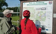 Cyclist in front of information board DahmeRadweg, Foto: Dana Klaus, Lizenz: Tourismusverband Dahme-Seenland e.V.