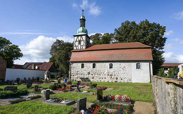 Fieldstone church seen from the cemetary, Foto: Heiko Rebsch, Lizenz: Sonja Hahn