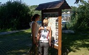 Wanderer an Infotafel Groß Köris, Foto: Günter Schönfeld, Lizenz: Tourismusverband Dahme-Seenland e.V.