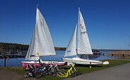 Fahrräder, Roller und Boote im Hafencamp bei expeditours, Foto: Manuela Zahn, Lizenz: Manuela Zahn