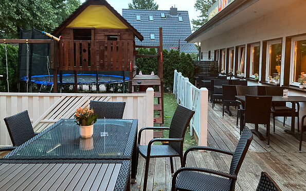 Lino Restaurant &amp; Sushi Bar_Terrasse mit Spielplatz, Foto: Juliane Frank, Lizenz: Tourismusverband Dahme-Seenland e.V.