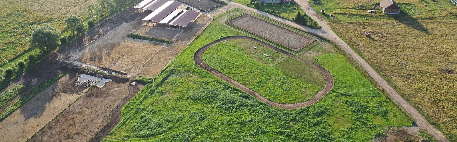 Aerial view of the equestrian farm, Foto: RHGB