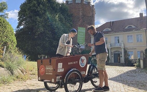 Das Team des BUND-Besucherzentrums nimmt den Burg-Blitz in Betrieb, Foto: Sonja Biwer, Lizenz: Tourismusverband Prignitz e.V.