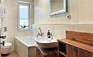 Bad mit Badewanne, WC, WaschtischBathroom with bathtub, WC, washbasin, Foto: Ulrike Haselbauer, Lizenz: Tourismusverband Lausitzer Seenland e.V.
