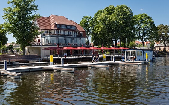Villa am See – Klubhaus & Hafen